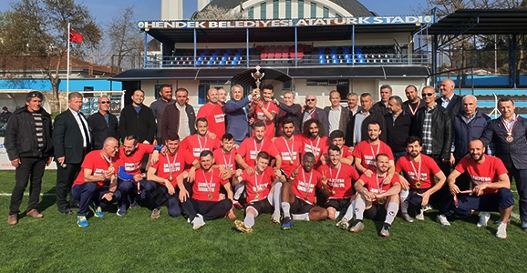 Yenimahallespor Şampiyonluk Kupasını Hendek’te Kaldırdı
