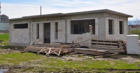 YEŞİLLER GENÇLİKSPOR’A SAHA VE SALON