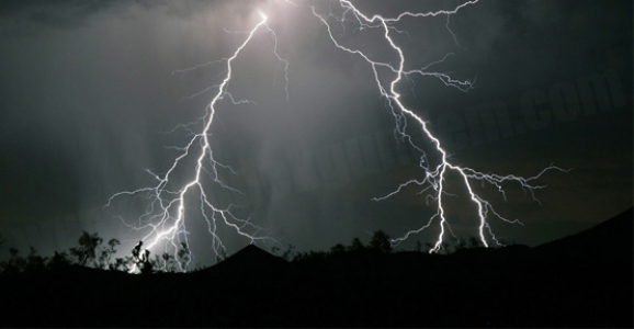 YILDIRIM DÜŞMESİ SONUCU 1 KİŞİ ÖLDÜ 2 KİŞİ YARALANDI