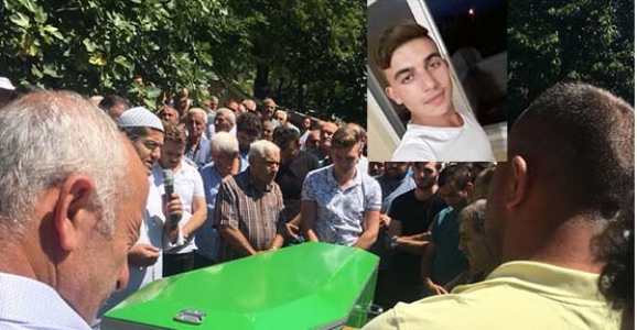 Yıldırımın Çarptığı Genç Hayatını Kaybetti