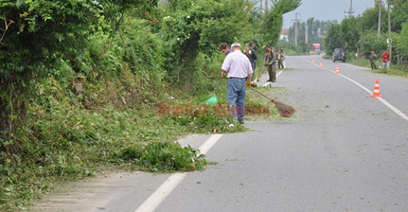 YOL KENARLARI TEMİZLENİYOR