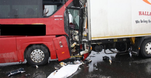 YOLCU OTOBÜSÜ TIR'A ÇARPTI 1 ÖLÜ, 20 YARALI