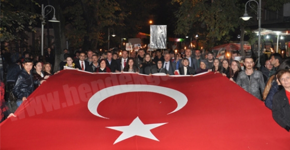 YÜZLERCE VATANDAŞ CUMHURİYET İÇİN YÜRÜDÜ