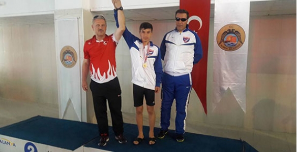 YÜZMEDE TÜRKİYE BİRİNCİLİĞİ