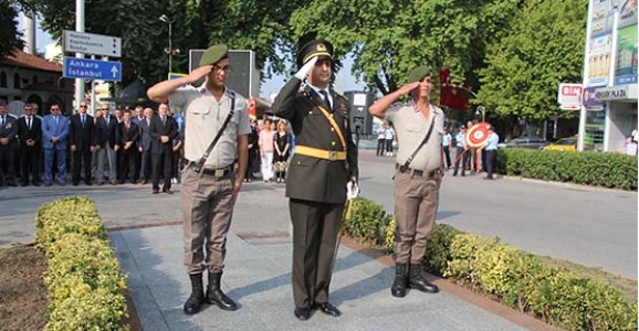 ZAFER BAYRAMI HENDEK’TE COŞKUYLA KUTLANDI