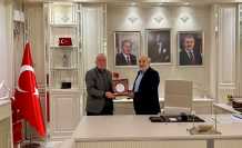 Çolakoğlu’ndan Püsküllü’ye Plaket