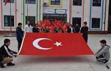 Zirve’de Bayrak Yürüyüşü