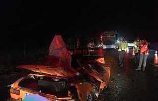 Tır Otomobilin Üzerine Devrilerek Yan Yattı 2 Kişi...