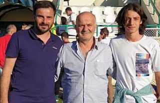 Babası ve Oğlu Toprak’ı Yalnız Bırakmıyor