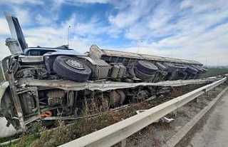 Lastiği Patladı Bariyerlere Çarptı
