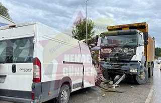 Minibüs ile Kamyon Çarpıştı 1 Yaralı
