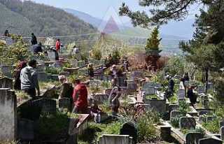 Hendek’te Bayram Kabir Ziyaretleriyle Başladı