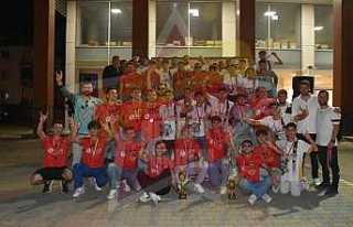 Rasimpaşaspor’dan Çifte Şampiyonluk