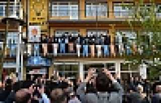 ADAYLAR, HENDEKLİLERE BALKONDAN SESLENDİ