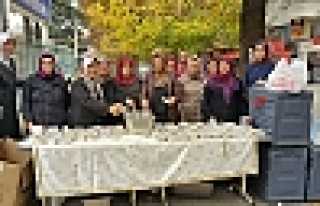 AKP KADIN KOLLARI AŞURE DAĞITTI