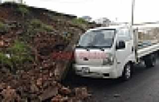 ARACIN ÜZERİNE DUVAR ÇÖKTÜ