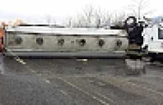 ASİT TANKERİ DEVRİLDİ 2 YARALI