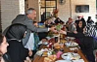 Babaoğlu Kadınlara Çiçek Armağan Etti