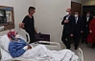 Bakanlar Yaralıları Ziyaret Ettiler