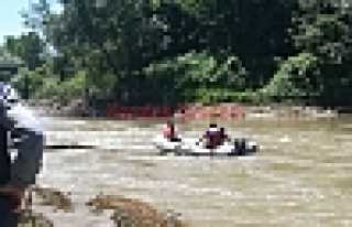 BALIK TUTARKEN NEHRE DÜŞEREK KAYBOLDULAR