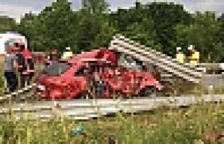 Bariyerlere Saplandı, İki Kişi Hayatını Kaybetti