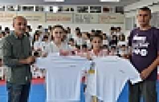 BAŞKURT’DAN KARATECİLERE JEST 