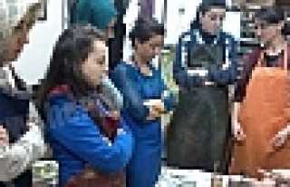 BAYAN ÖĞRETMENLER EBRU TEKNESİNİN BAŞINDA 