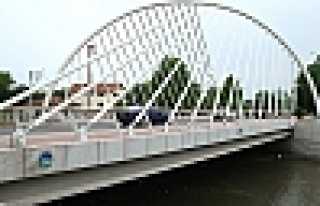 BÜYÜKŞEHİR’DEN HENDEK’E MODERN KÖPRÜ