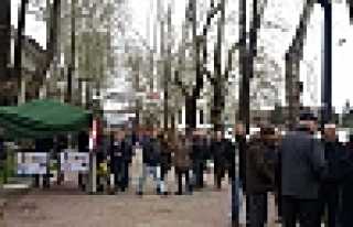 CHP GENÇLİĞİNİN AÇTIĞI STANDA SALDIRI