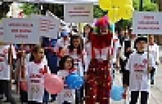 ÇÖLYAK HASTALARINDAN UÇURTMA ŞENLİĞİ VE YÜRÜYÜŞ