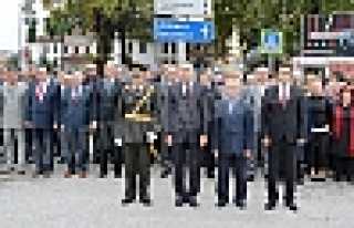 CUMHURİYET BAYRAMI KUTLAMALARI ÇELENK KOYMA TÖREN...