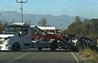 Araç Sıkıştırdı Kanala Düştü