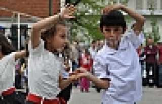 DİKMEN’DE 23 NİSAN ÇOŞKUYLA KUTLANDI