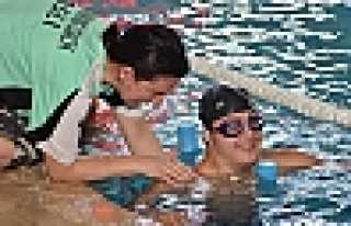 Engellere Kulaç Atıyorlar