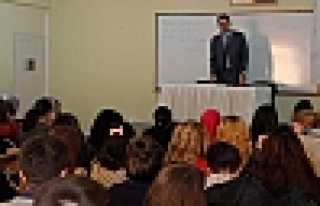 GÜNDE BEŞ SAATİMİZİ SOSYAL MEDYAYA AYIRIYORUZ