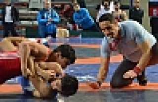 GÜREŞÇİLER HENDEK’TE HAZIRLANIYOR