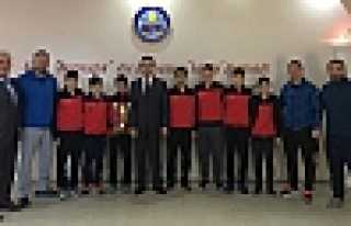 GÜREŞÇİLER KAYMAKAM BURHAN’I ZİYARET ETTİ