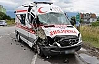 HASTA NAKLEDEN AMBULANS KAZA YAPTI