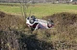 HAYVANA ÇARPMAMAK İÇİN DİREKSİYONU KIRDI, TAKLA...