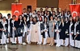 HEMŞİRE ADAYLARI KEP ATTI