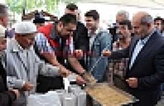 HENDEK BELEDİYESİ AŞURE DAĞITTI