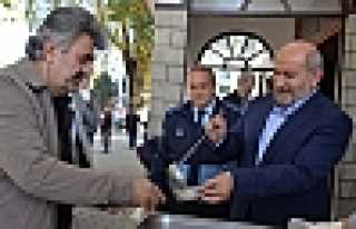 HENDEK BELEDİYESİ AŞURE DAĞITTI 