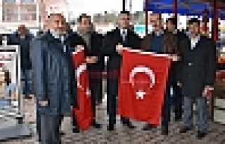 HENDEK BELEDİYESİ BAYRAK DAĞITTI