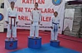 HENDEK BELEDİYESİ KARATE TAKIMI ENGEL TANIMIYOR