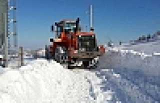 HENDEK BELEDİYESİ KARLA MÜCADELEYE DEVAM