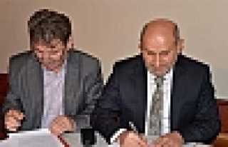 HENDEK BELEDİYESİ’NDE İMZALAR ATILDI