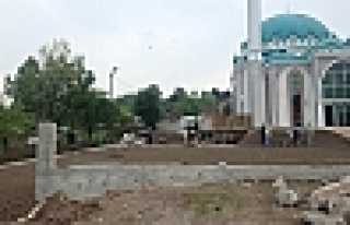 Hendek Belediyesinden Cami Bahçesine Düzenleme