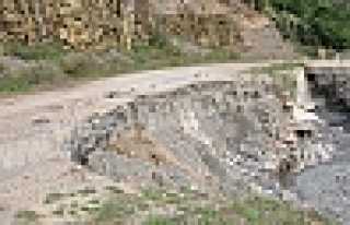 HENDEK DİKMEN VE GÜNEY MAHALLESİ YOLU’DA TEHLİKE