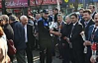 HENDEK POLİS'İNDEN ÖĞRETMENLERE KARANFİLLİ KUTLAMA