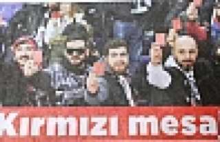 HENDEKLİ TARAFTARLARDAN KIRMIZI KARTLI DESTEK